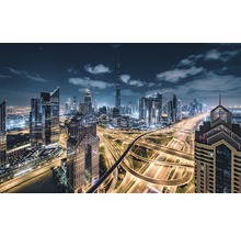 Nachtansicht der Skyline von Dubai mit Autobahnen und Wolkenkratzern