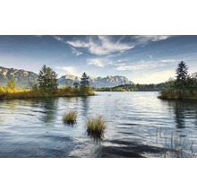 Seenlandschaft mit Bergen im Hintergrund