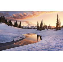 Winterlandschaft mit See, Schnee und Bergen
