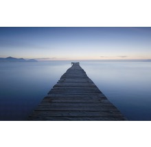Ein langer Holzsteg erstreckt sich ins Meer.