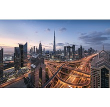 Skyline von Dubai mit Hochhäusern und Straßen