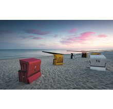 Strandszene mit mehreren Strandkörben am Meer