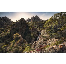 Landschaft mit Bergmassiv, Wasserfall und Vegetation