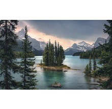 Landschaft mit See, Insel und Bergen