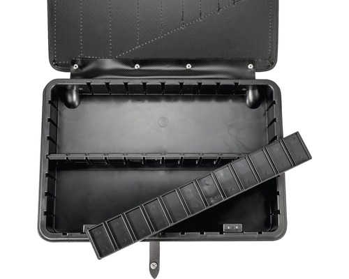 Geöffnete, leere Werkzeugkiste mit Fächern für die Werkzeugaufbewahrung