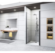 Badezimmer mit Dusche, Waschbecken, Spiegel und Ablageflächen
