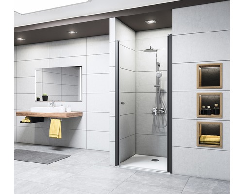 Helles Badezimmer mit Dusche, Waschtisch und Spiegel