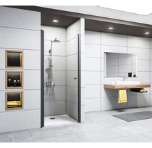 Modernes Badezimmer mit Dusche, Waschbecken und Spiegel