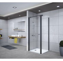 Badezimmer mit Duschkabine, Waschbecken und Spiegel