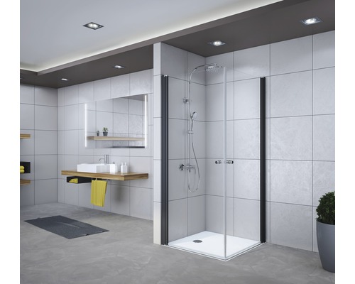 Eckeinstieg Drehtür Breuer Elana 6 80x80 cm Dekor Bella C Profilfarbe schwarz Badezimmer mit Duschkabine, Waschbecken, Spiegel und Fliesen