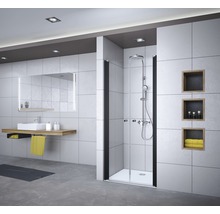 Modernes Badezimmer mit Dusche, Waschbecken und Spiegel