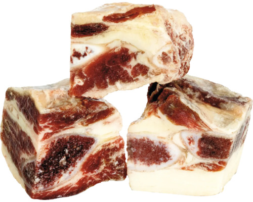 Drei Stücke gefrorenes Rindfleisch mit Knochen