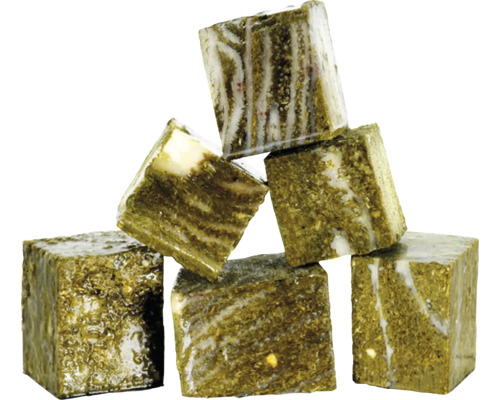 Sechs Gemüsebrühwürfel gestapelt