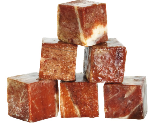 Sieben Würfel Räuchertofu gestapelt