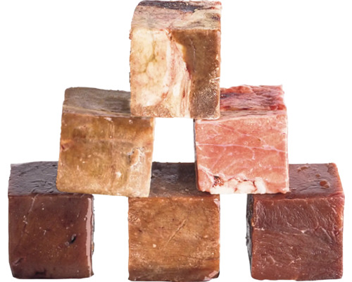 Gestapelte Würfel aus rohem Hundefutter