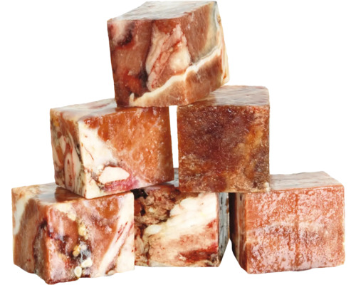 Gestapelte Würfel aus gefrorenem rohem Fleisch