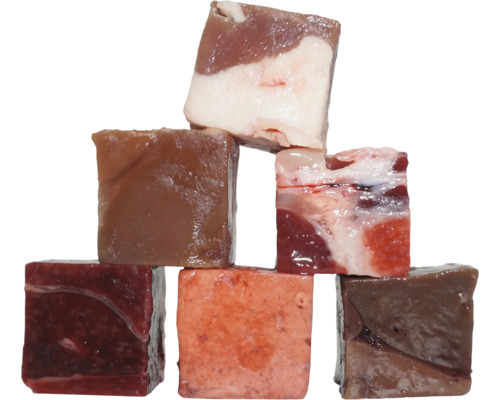 Stapel von gewürfelten rohen Fleischprodukten
