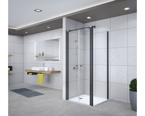 Badezimmer mit Duschkabine, Waschtisch und Spiegel
