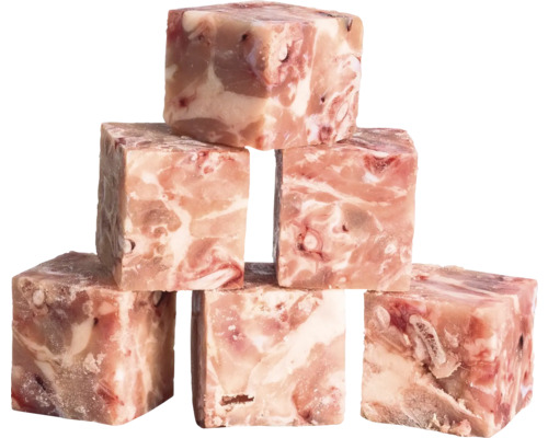 Pyramide aus sieben Blöcken gefrorenem Fleisch