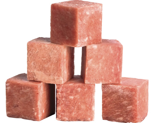 Stapel aus gefrorenem rohem Hundefutter in Würfelform