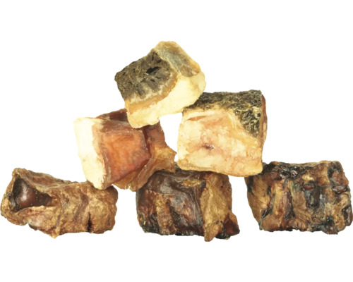 Stapel getrockneter Fleischwürfel als Hundesnack