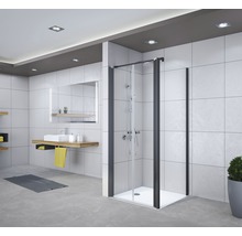 Badezimmer mit Duschkabine, Waschbecken und Spiegel