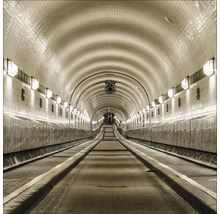 Blick in einen gefliesten Tunnel mit Beleuchtung