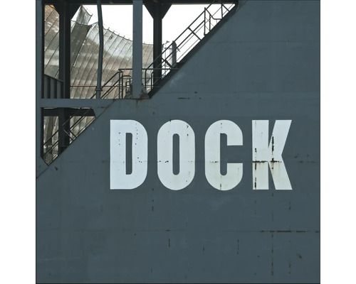 Metallstruktur mit Treppen und der Aufschrift Dock