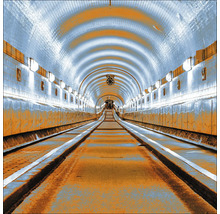 Innenansicht eines Fußgängertunnels mit Kacheln und Laufbändern