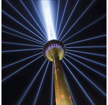 Fernsehturm mit Lichtinstallation.