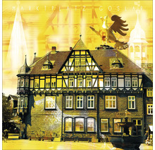 Marktplatz Goslar mit historischem Gebäude und goldenem Adler