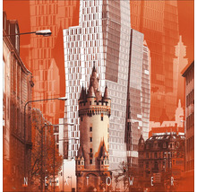 Skyline mit historischem Turm und modernen Hochhäusern