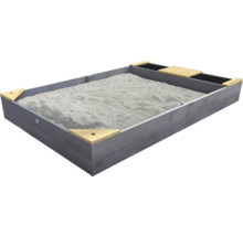 Sandkasten aus Holz mit Sandfüllung und Ablageflächen