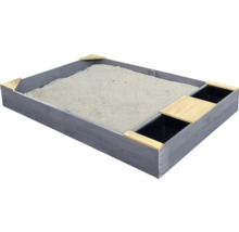 Sandkasten aus Holz mit Spielzeugablage gefüllt mit Sand