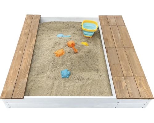 Sandkasten aus Holz mit Spielzeug