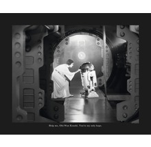 Schwarzweißbild von Prinzessin Leia und R2-D2 in einem Raumschiff.