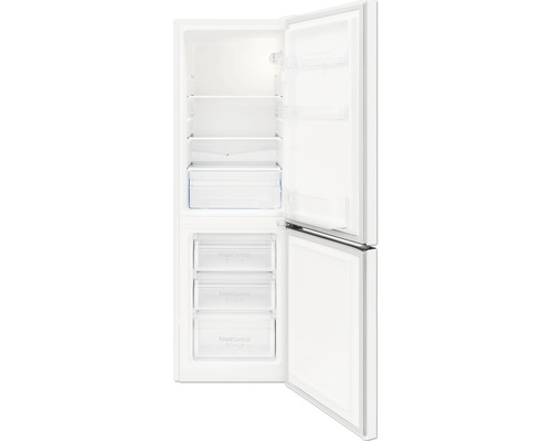 Geöffneter Kühlschrank mit Regalen und FrostControl Fächern
