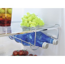 Kühlschrank mit Getränkehalterung, Glasflaschen und Obst