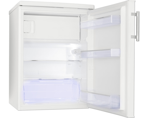 Geöffneter, weisser Kühlschrank mit Regalen und Gemüsefach