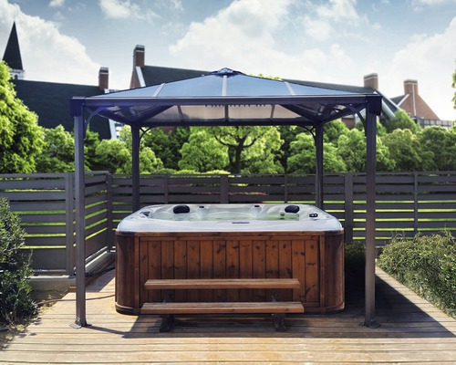 Whirlpool mit Überdachung und Holzverkleidung im Garten