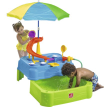 Kindersand- und Wasserspieltisch mit Sonnenschirm und Zubehör im Garten