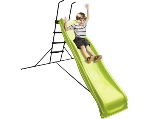 Kind rutscht auf einer Gartenrutsche mit Stahlrahmen und Leiter