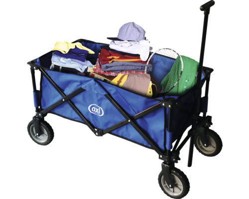 Blauer Bollerwagen mit Kleidung und Sportartikeln gefüllt