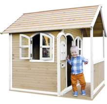 Spielhaus aus Holz mit Kind im Eingangsbereich