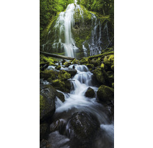Wasserfall über moosbedeckte Felsen im Wald