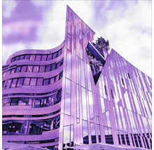 Gebäude mit moderner Architektur und Glasfassade