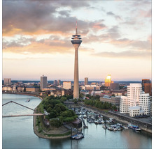 Luftaufnahme von Düsseldorf mit Rheinturm, Brücke und Yachthafen