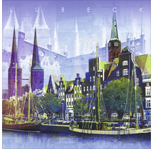 Lübeck Stadtansicht mit Gebäuden und Segelbooten