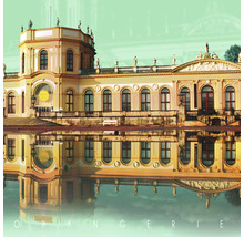 Orangeriegebäude mit Spiegelung im Wasser