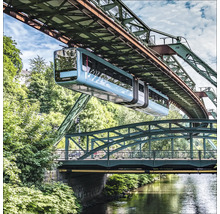 Schwebebahn fährt über Fluss und Straße